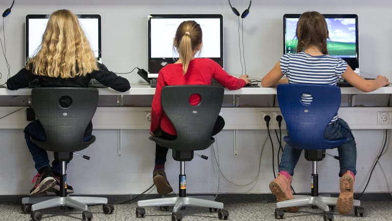 Schülerinnen arbeiten in einem Klassenraum einer Grundschule an Computern: Die technische Ausstattung an vielen Schulen ist mangelhaft.