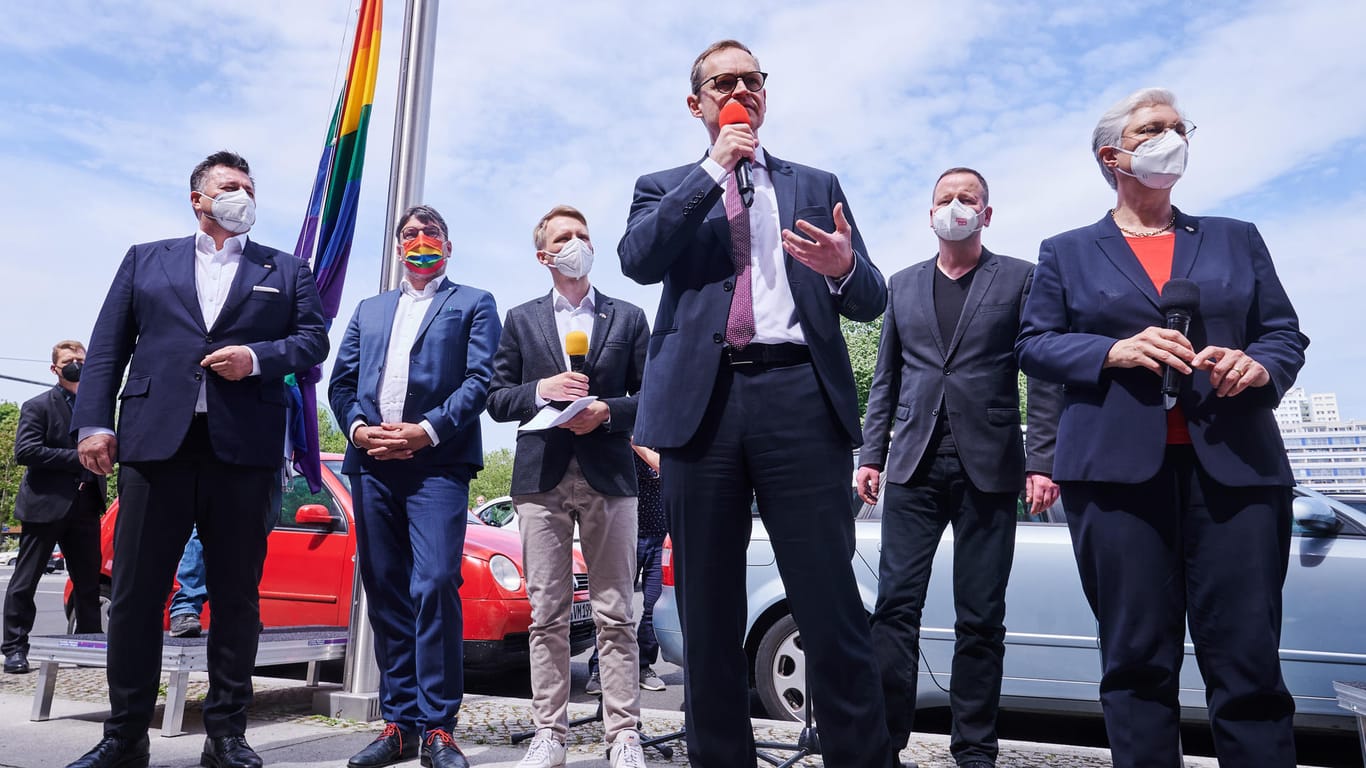 Berlin: Michael Müller und weitere Berliner Politiker stehen vor dem Roten Rathaus.
