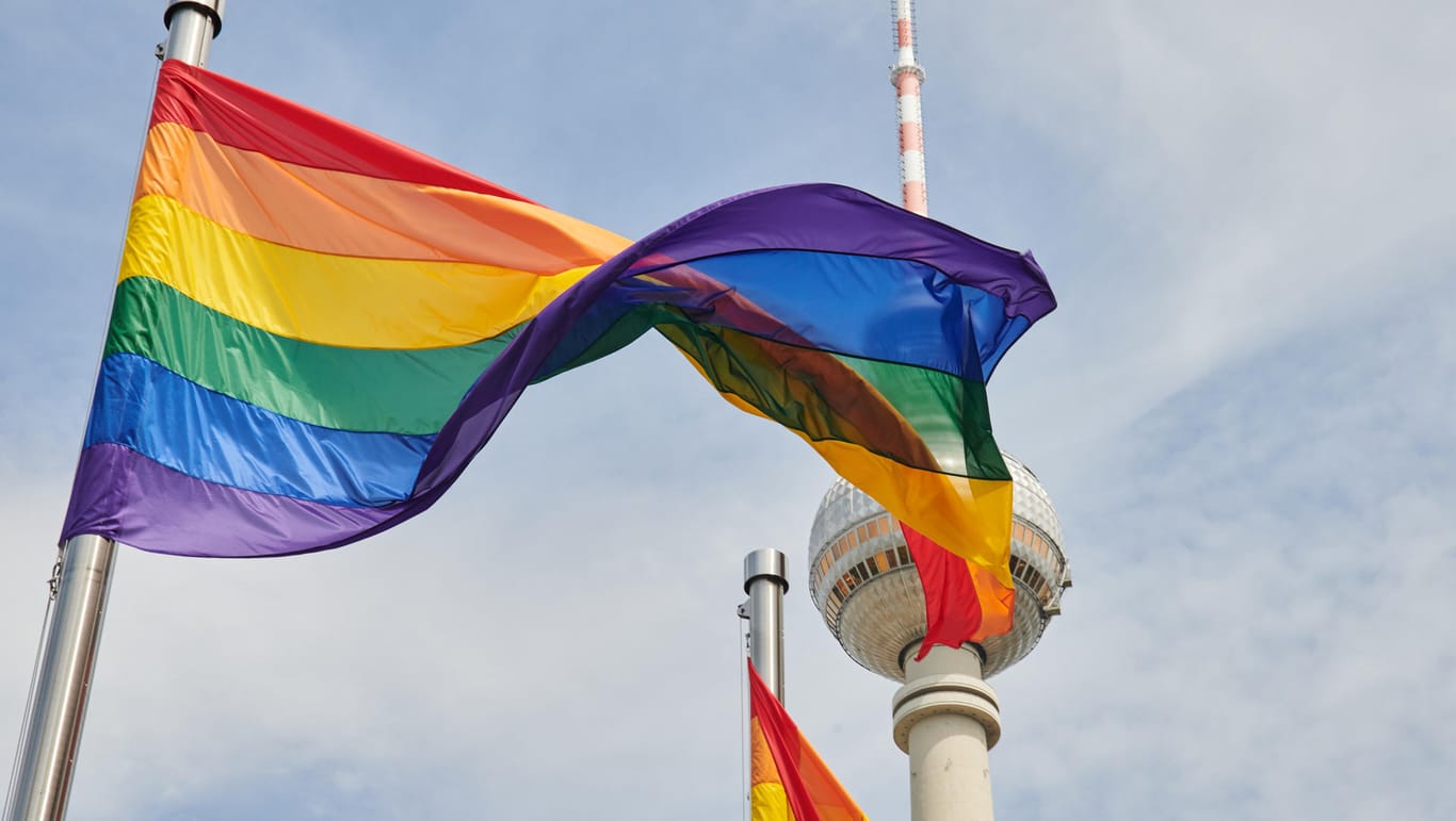 Berlin: Eine Regenbogenfahnen weht vor dem Fernsehturm. Vier solche bunten Fahnen wurden zum Auftakt des Berliner Pride-Sommers gehisst.