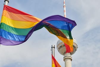 Berlin: Eine Regenbogenfahnen weht vor dem Fernsehturm. Vier solche bunten Fahnen wurden zum Auftakt des Berliner Pride-Sommers gehisst.