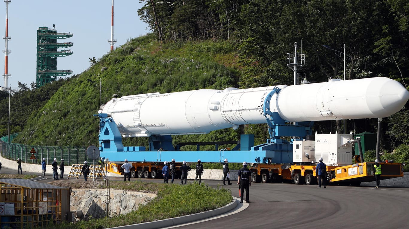 Das Raketenmodell im südkoreanischen Raumfahrtzentrum in Goheung: Mit der Testversion soll die Betankung getestet werden.