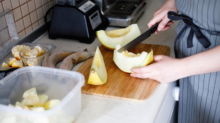 Honigmelone schneiden: Wer die Schale am Ende entfernt, sollte nicht zu wenig abschneiden, da das Fruchtfleisch nah an der Schale noch relativ hart ist.