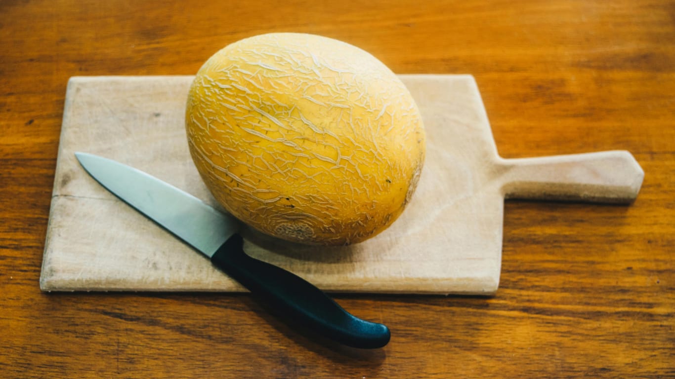 Honigmelone: Wer eine Melone in Stücke schneiden will, kann sie vorher oder hinterher schälen.