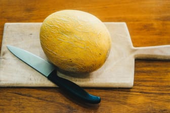 Honigmelone: Wer eine Melone in Stücke schneiden will, kann sie vorher oder hinterher schälen.