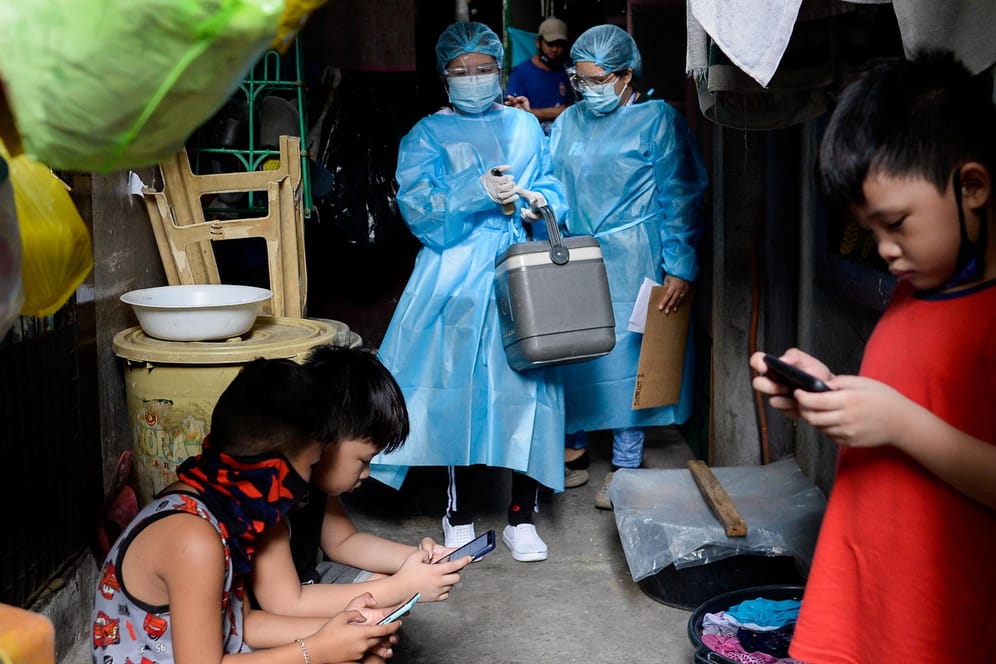Mitarbeiter des Gesundheitsamtes in Manila: Das Coronavirus ist plötzlich wieder zurück.