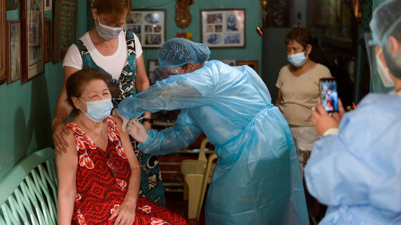 Eine Frau in Manila wird geimpft: Die Impfquote in Südostasien ist niedrig.