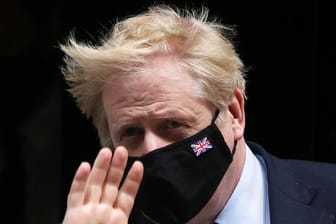 Boris Johnson, Premierminister von Großbritannien, verlässt die 10 Downing Street auf dem Weg ins britische Unterhaus.