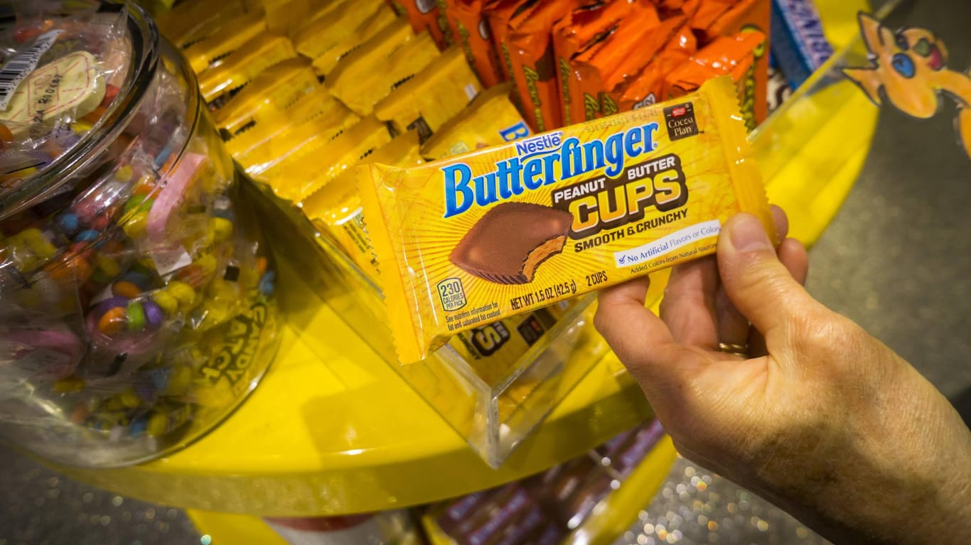 Süßes aus Erdnuss und Schoko (Archivbild): Früher gehörte der Butterfinger noch zu Nestlé, heute zu Ferrero – und die Marke klagt nun gegen einen deutschen Wettbewerber