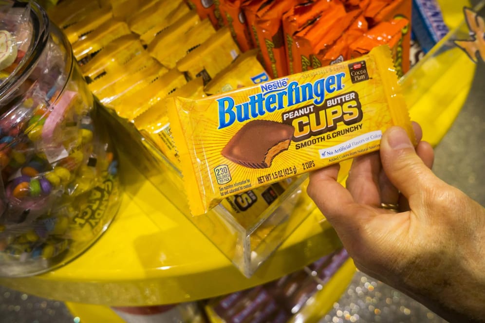 Süßes aus Erdnuss und Schoko (Archivbild): Früher gehörte der Butterfinger noch zu Nestlé, heute zu Ferrero – und die Marke klagt nun gegen einen deutschen Wettbewerber