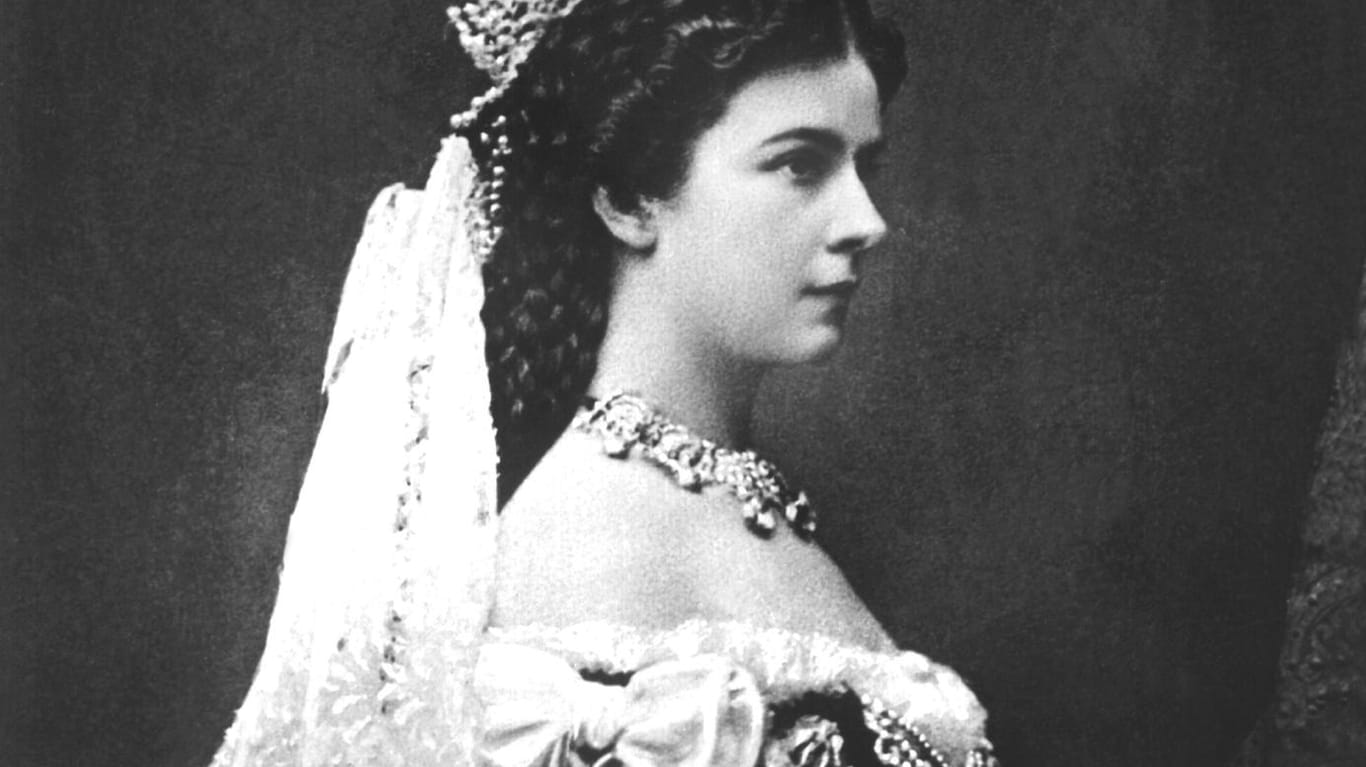Die österreichische Monarchin im Krönungsornat als Königin von Ungarn (Aufnahmedaten unbekannt): Bei München ist nun ein Wäscheset der Kaiserin versteigert worden.