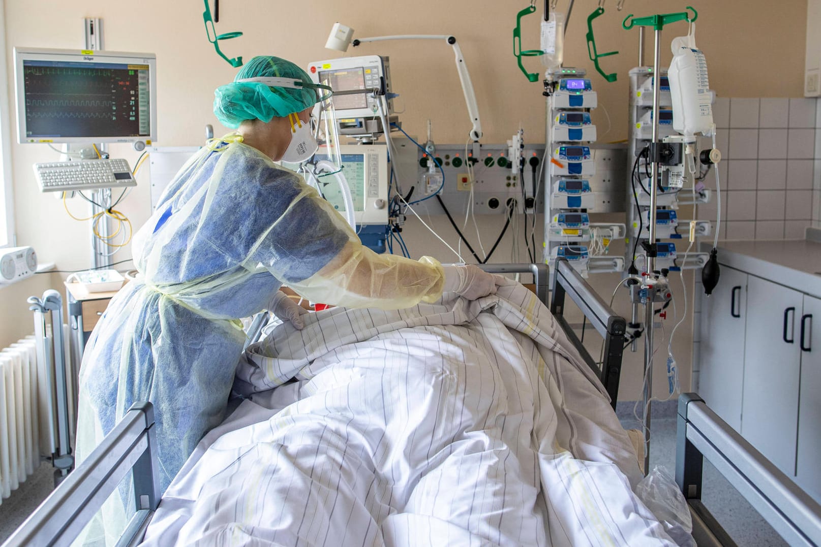 Intensivstation im Johanniter Krankenhaus in Duisburg-Rheinhausen: Die Pflegerinnen und Pfleger in Deutschland bräuchten "mehr als Klatschen", sagte Arbeitsminister Hubertus Heil.