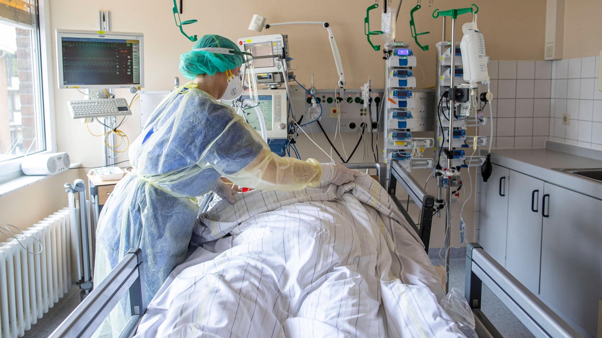 Intensivstation im Johanniter Krankenhaus in Duisburg-Rheinhausen: Die Pflegerinnen und Pfleger in Deutschland bräuchten "mehr als Klatschen", sagte Arbeitsminister Hubertus Heil.