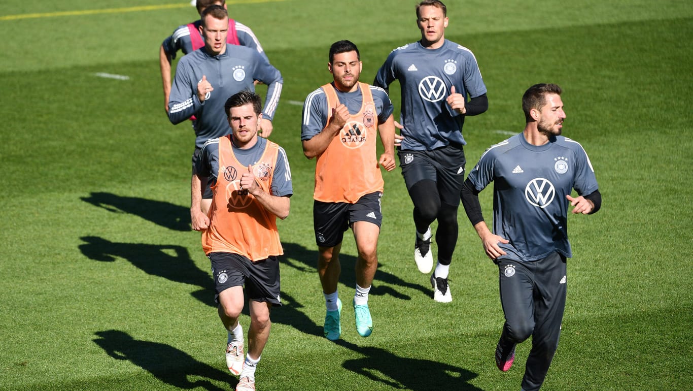 EM-Vorbereitung: Das DFB-Team um Kapitän Manuel Neuer (hi. r.) ist aktuell im Trainingslager in Seefeld.