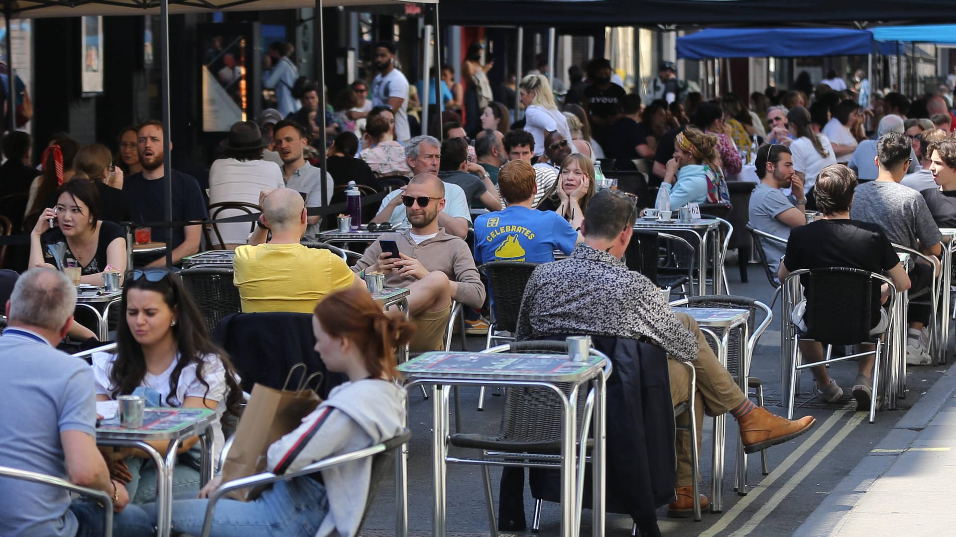 Volle Cafes im Londoner Bezirk Soho: In Großbritannien hat sich die Corona-Lage in den vergangenen Monaten entspannt.