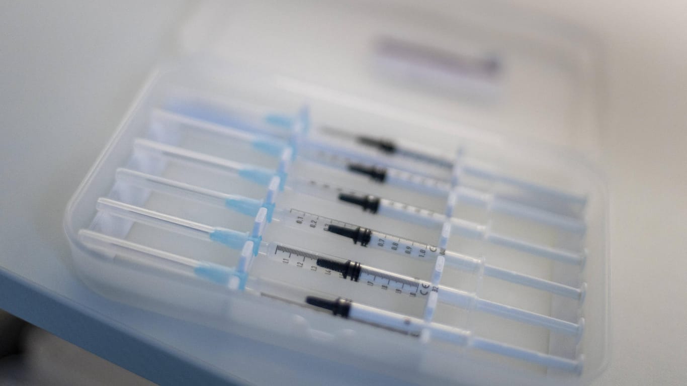 Vorbereitete Impfspritzen im Impfzentrum Hagen: Die Stadt hat eine wichtige Marke im Kampf gegen Corona geknackt.