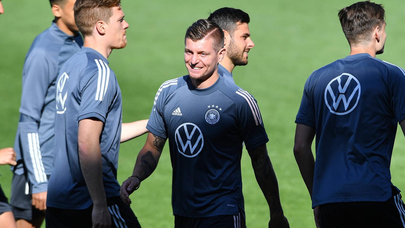 Tomi Kroos (M.): Der Mittelfeldspieler hat gut lachen. Er ist zurück im Training.