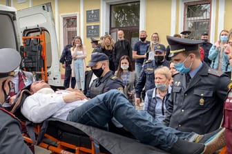 Stepan Latypow wird von Rettungskräften in Minsk in einem Krankenwagen gebracht: Der Aktivist hatte vor Gericht versucht sich das Leben zu nehmen.