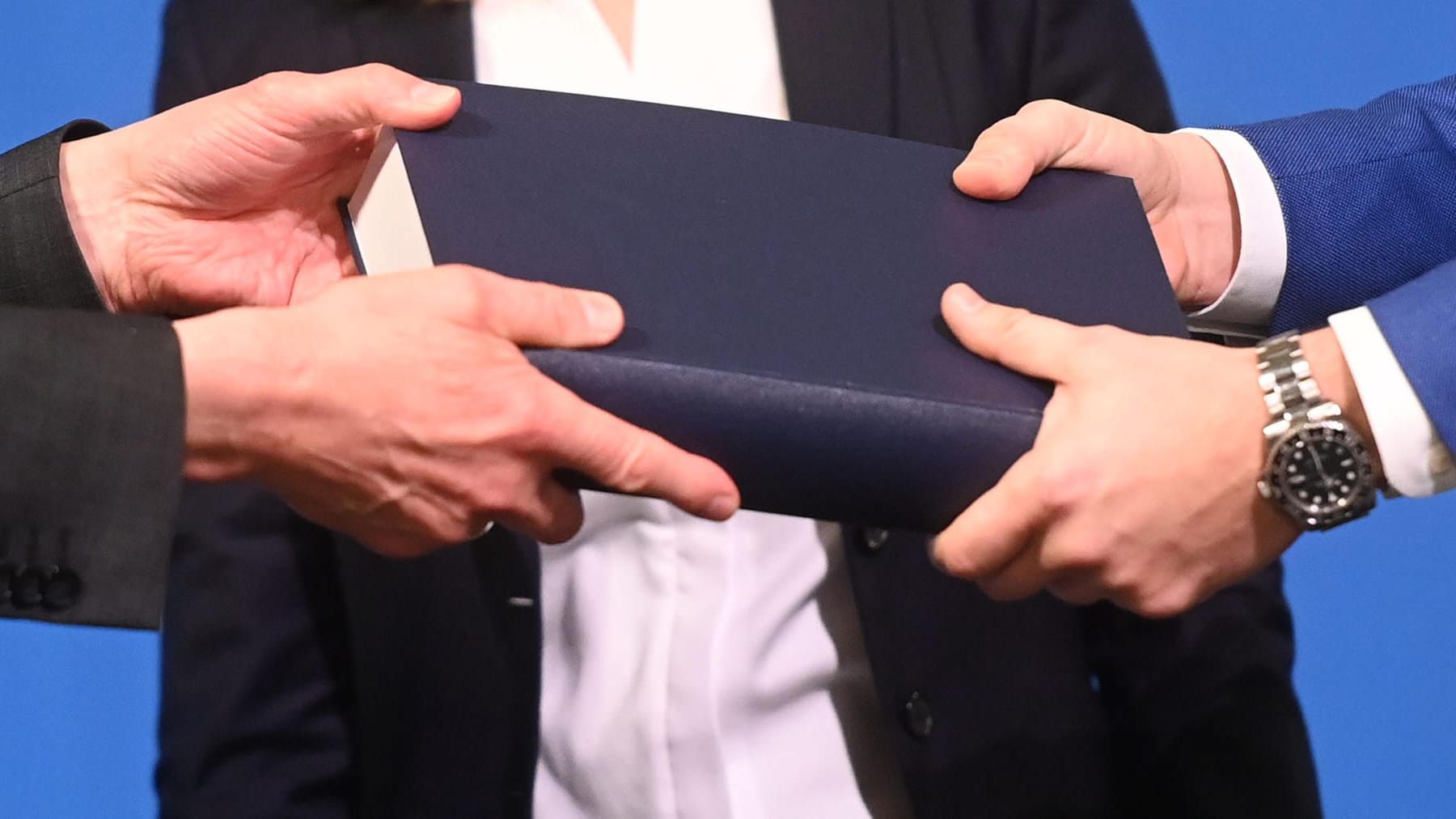 Der von der Kirche beauftragte Anwalt Björn Gercke (r.) übergibt dem Kölner Erzbischof Rainer Maria Woelki (l.) das Gutachten: Drei Rechtsexperten sehen darin "schwere Mängel".