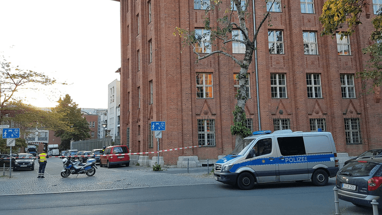 Ein Polizeiauto steht vor der Berliner Gesundheitsverwaltung: Eine Person soll in das Gebäude eingedrungen sein.