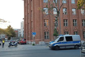 Ein Polizeiauto steht vor der Berliner Gesundheitsverwaltung: Eine Person soll in das Gebäude eingedrungen sein.