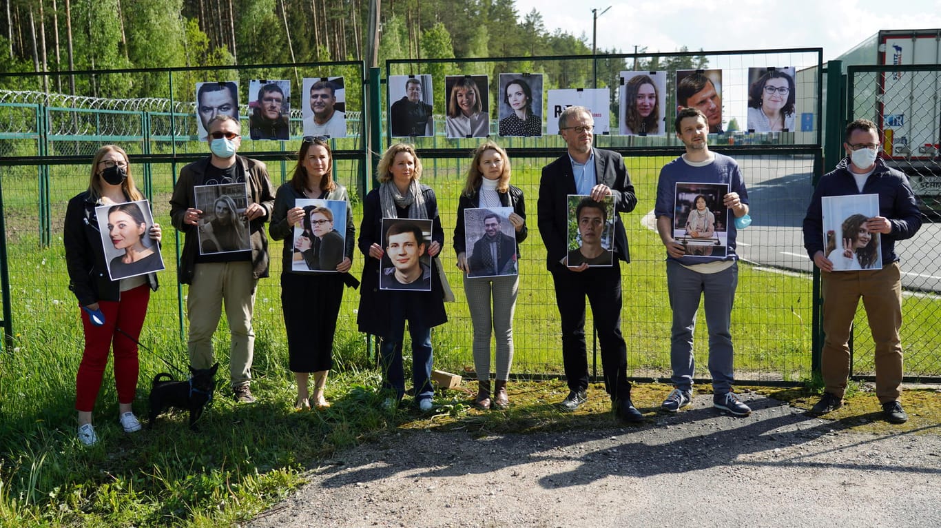 Aktivisten von "Reportern ohne Grenzen" an der belarussisch-litauischen Grenze: Die Gruppe macht mit Fotos von inhaftierten Journalisten in Belarus auf das Lukaschenko-Regime aufmerksam.
