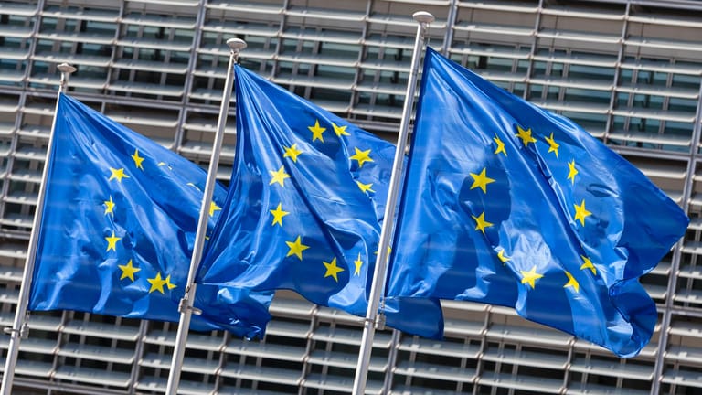 Europa-Flaggen vor der EU-Kommission in Brüssel: Multinationale Unternehmen müssen künftig ihre Steuerzahlungen wohl pro Land offenlegen.
