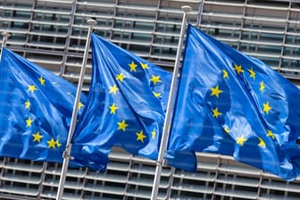 Europa-Flaggen vor der EU-Kommission in Brüssel: Multinationale Unternehmen müssen künftig ihre Steuerzahlungen wohl pro Land offenlegen.