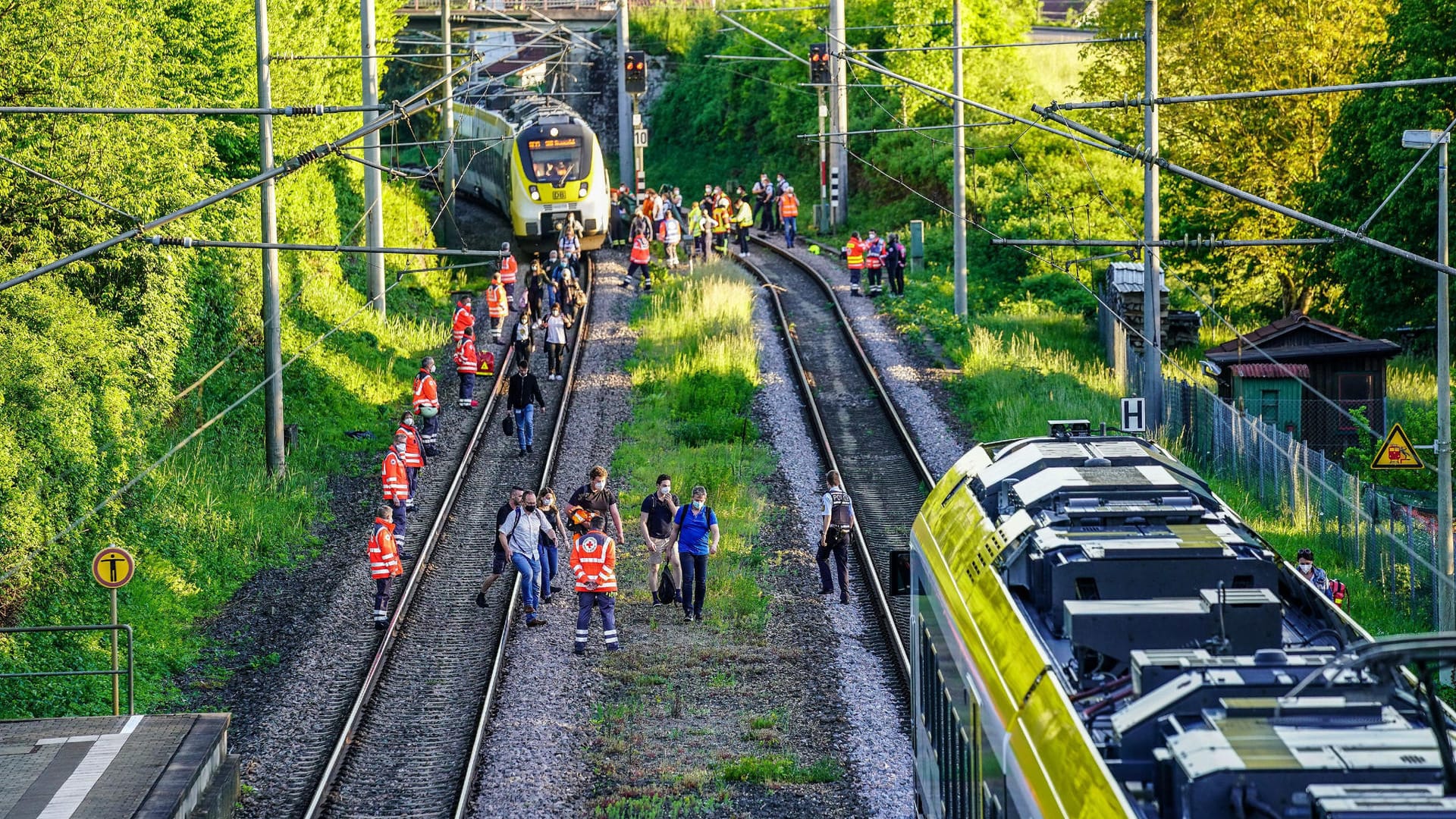 Rettungskräfte sichern die Strecke als Passagiere den Zug verlassen: Der Triebwagen des Regionalexpress von Stuttgart nach Schwäbisch Hall hat ein 14 Jahre altes Mädchen erfasst. Rettungskräfte sichern die Strecke als Passagiere den Zug verlassen: Der Triebwagen des Regionalexpress von Stuttgart nach Schwäbisch Hall hat ein 14 Jahre altes Mädchen erfasst.