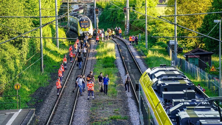 Rettungskräfte sichern die Strecke als Passagiere den Zug verlassen: Der Triebwagen des Regionalexpress von Stuttgart nach Schwäbisch Hall hat ein 14 Jahre altes Mädchen erfasst.
