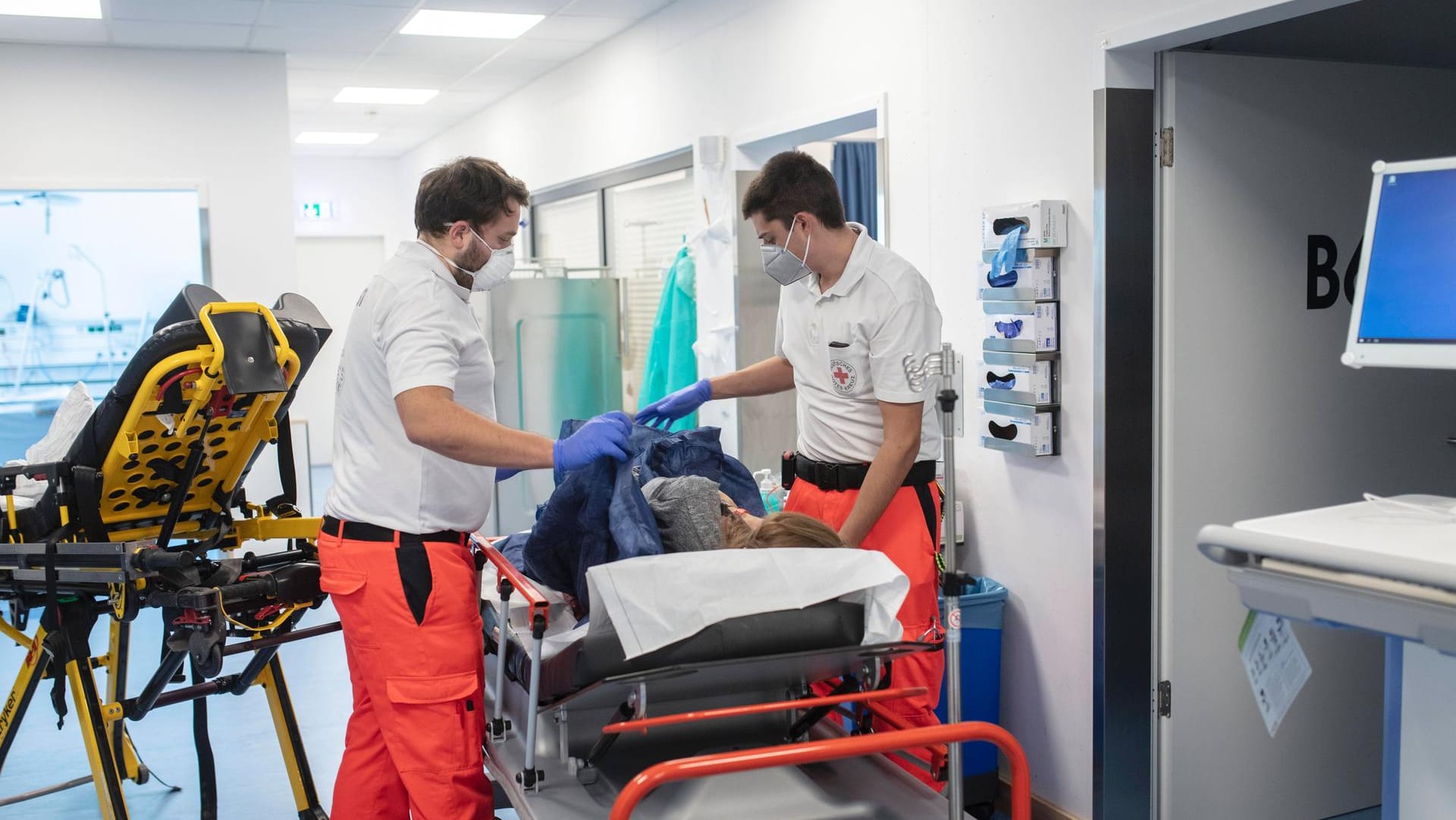 Notaufnahme einer Covid-Patientin (Symbolbild): Der bundesweite Inzidenzwert liegt bei 36,8.