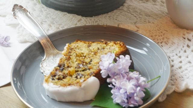 Der Puderzucker für den Guss von Omas Schoko-Nuss-Gugelhupf sollte nur mit sehr wenig Zitronensaft verrührt werden.