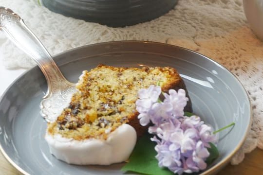 Der Puderzucker für den Guss von Omas Schoko-Nuss-Gugelhupf sollte nur mit sehr wenig Zitronensaft verrührt werden.