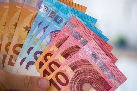 Bei einem längeren Auslandsstudium außerhalb der EU muss die Bindung zum Heimatland für den Kindergeldbezug nachgewiesen werden. Bei einem längeren Auslandsstudium außerhalb der EU muss die Bindung zum Heimatland für den Kindergeldbezug nachgewiesen werden.