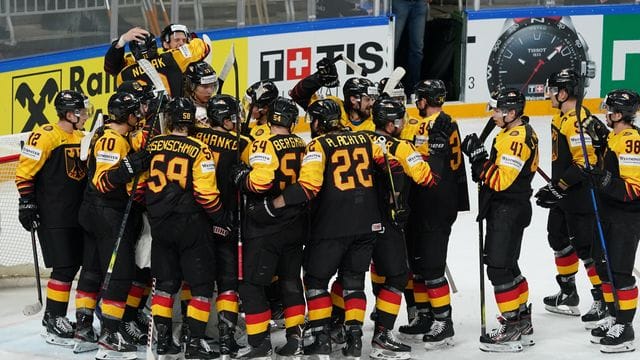 Das deutsche Nationalteam steht jubelnd nach dem Spiel auf dem Eis, nachdem es mit einem Sieg gegen Gastgeber Lettland das WM-Viertelfinale erreicht hat.