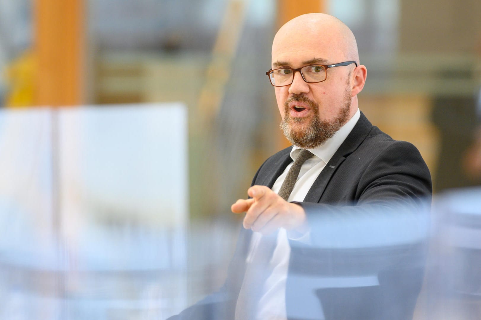 Hans-Thomas Tillschneider: Wenn der kulturpolitische Sprecher der AfD-Landtagsfraktion am Rednerpult steht, ins Mikrofon schreit und wild mit dem Zeigefinger gestikuliert, fühlt man sich manchmal in eine andere Zeit versetzt.
