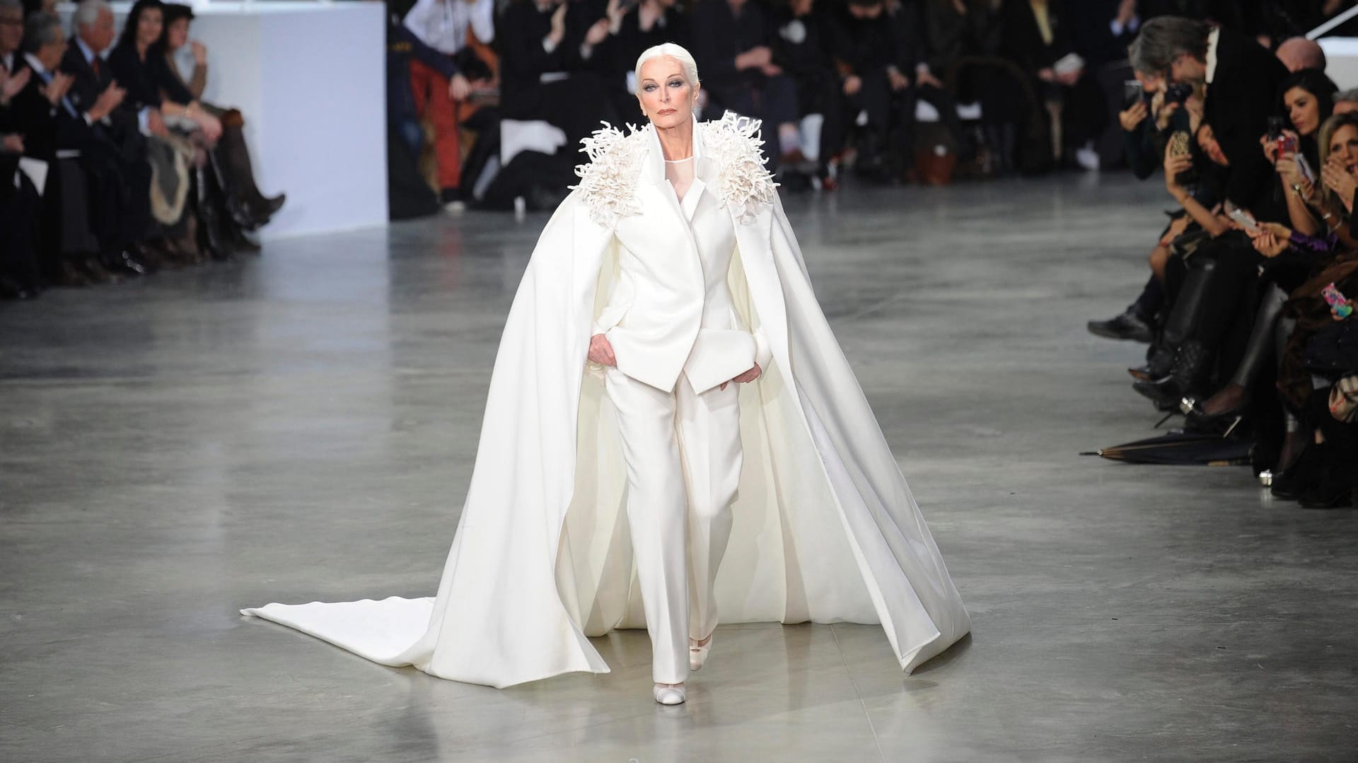 Carmen Dell'Orefice: Sie präsentiert eine Kreation des französischen Designers Stephane Rolland.