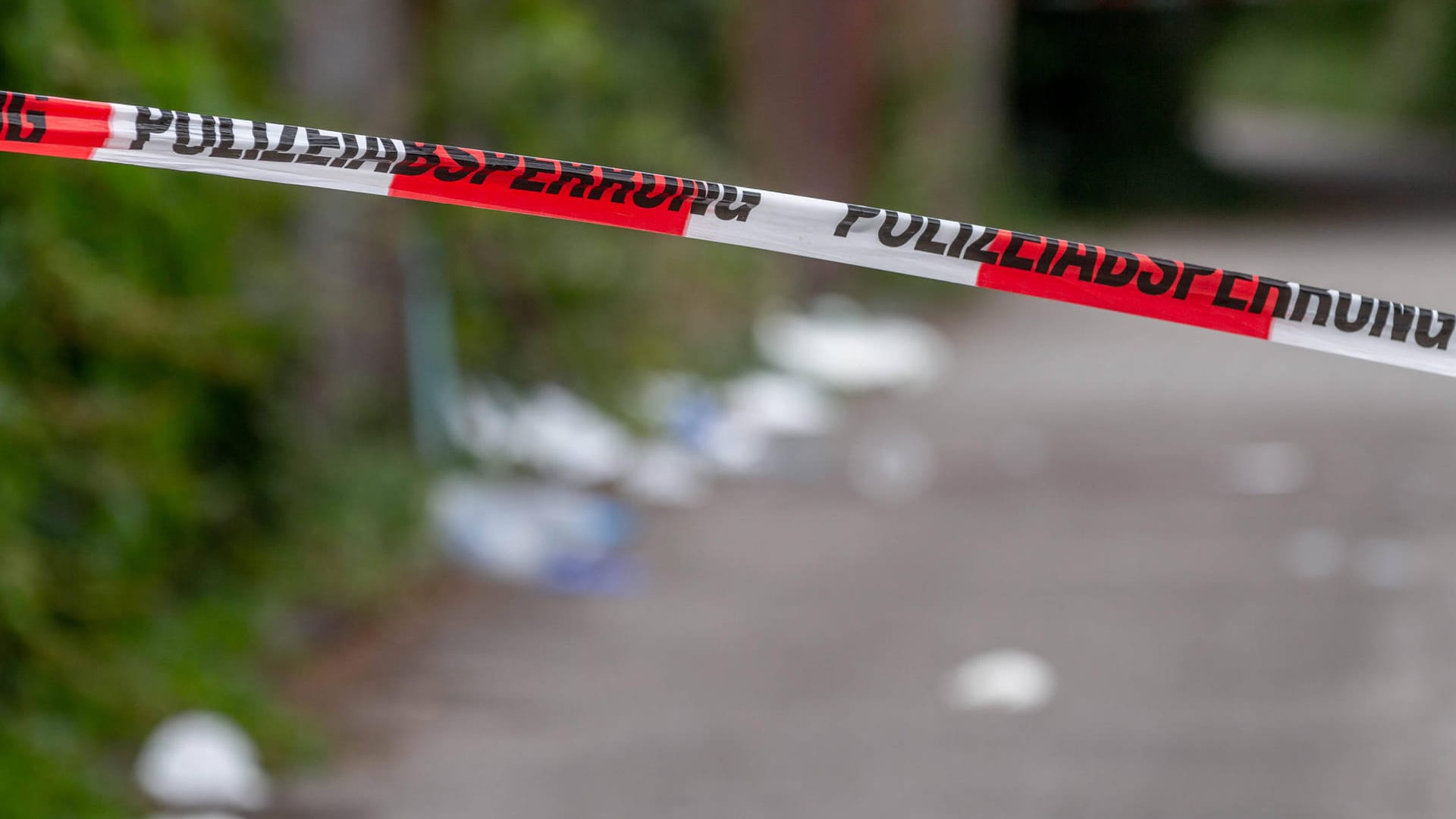 Absperrband der Polizei (Symbolbild): In Essen haben Einsatzkräfte die Leiche einer Frau gefunden.