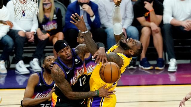 Lakers-Superstar LeBron James (r) wird von der Defense der Phoenix Suns gestoppt. Lakers-Superstar LeBron James (r) wird von der Defense der Phoenix Suns gestoppt.