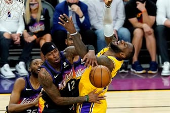 Lakers-Superstar LeBron James (r) wird von der Defense der Phoenix Suns gestoppt.