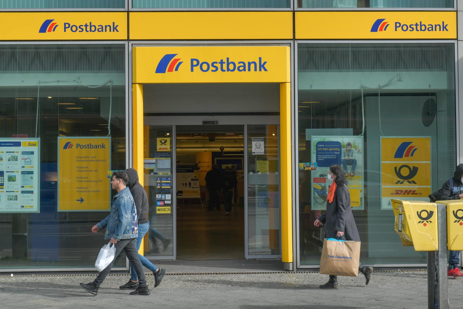 Eine Postbank-Filiale (Symbolbild): Die Deutsche-Bank-Tochter erwägt offenbar Strafzinsen für Neukunden – ab 50.000 Euro.