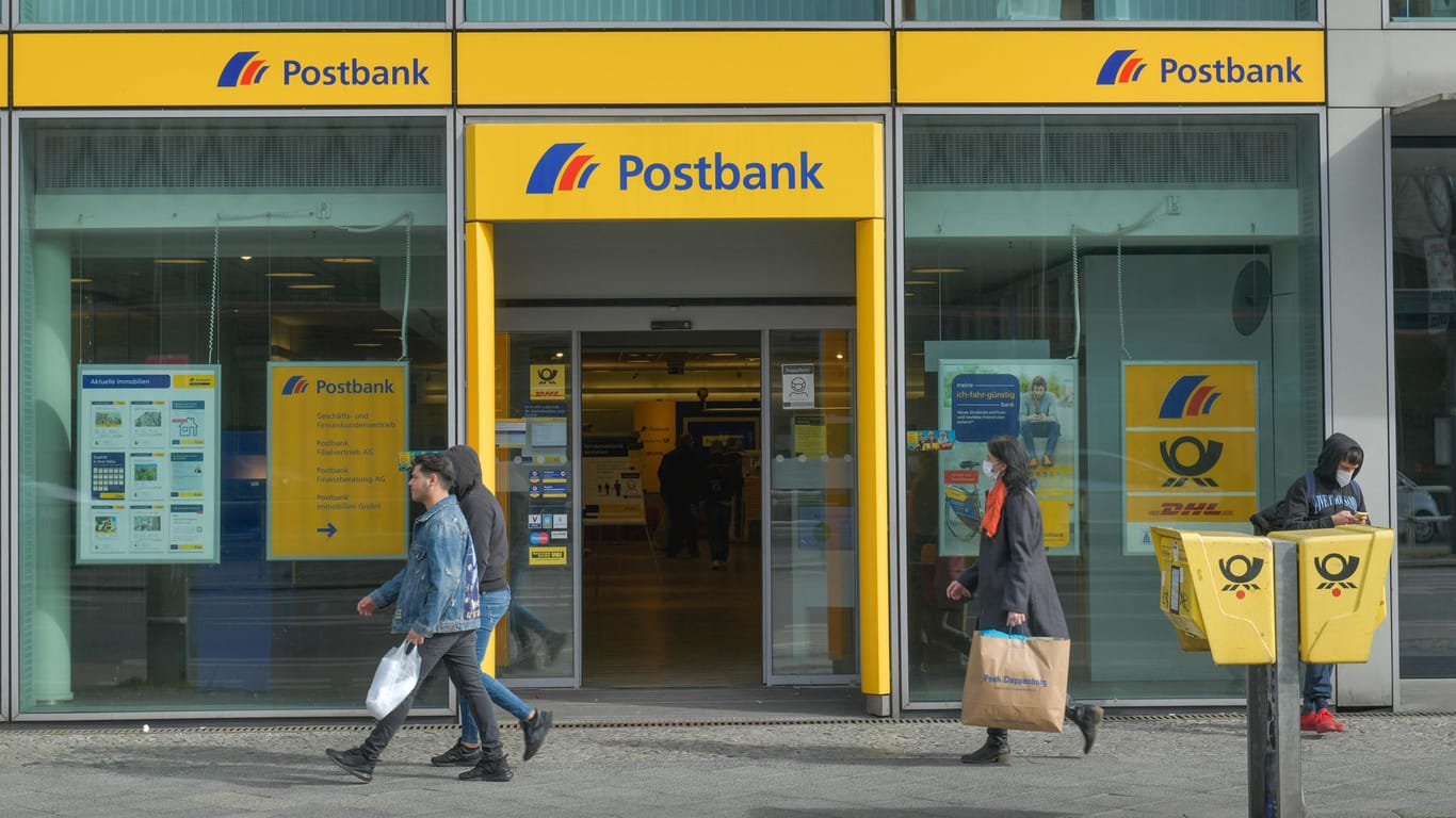 Eine Postbank-Filiale (Symbolbild): Die Deutsche-Bank-Tochter erwägt offenbar Strafzinsen für Neukunden – ab 50.000 Euro.