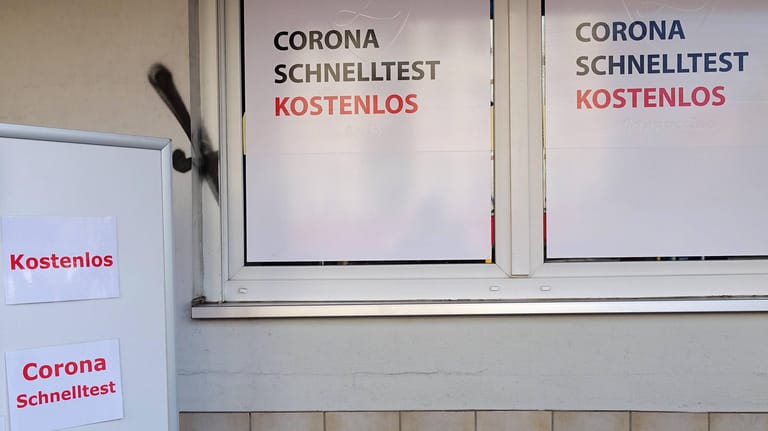 Schilder weisen an einer Teststelle auf kostenlose Corona-Schnelltests hin (Symbolbild): In Neukölln sind fünf solcher Testzentren geschlossen worden.