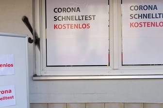 Schilder weisen an einer Teststelle auf kostenlose Corona-Schnelltests hin (Symbolbild): In Neukölln sind fünf solcher Testzentren geschlossen worden.