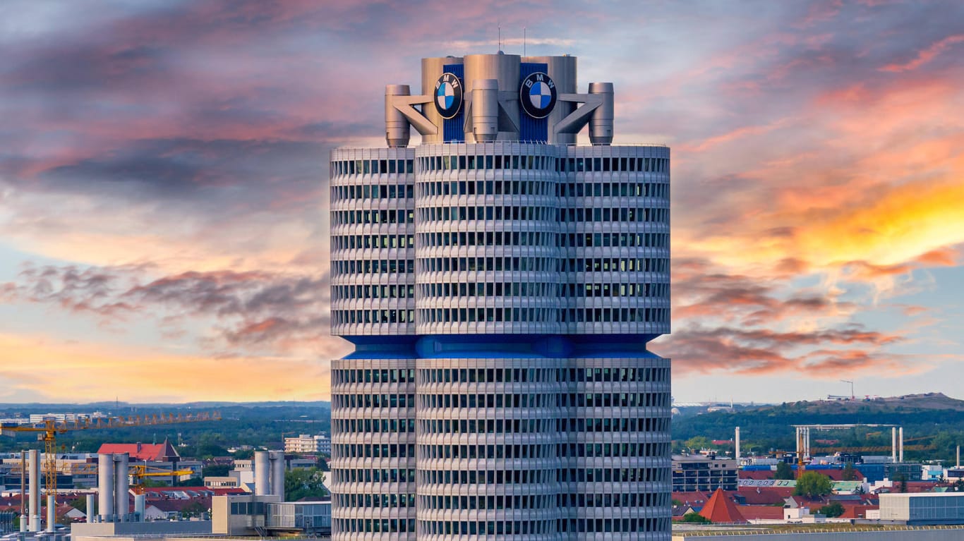 Die BMW-Firmenzentrale (Symbolbild): Deutsche Autohersteller bereiten sich nach einem Hoch auf deutliche Verluste vor.