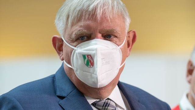 Karl-Josef Laumann von der CDU (Archivbild): Der NRW-Gesundheitsminister vermisst soziale Kontakte.