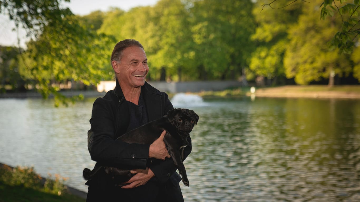 Peter Brings mit seinem Hund Banshee im Kölner Blücherpark: In "seinem Ehrenfeld" fühlt sich der Kölner am wohlsten.