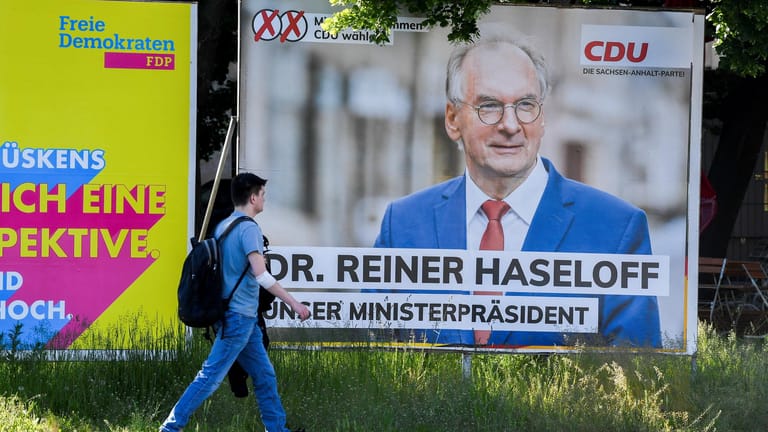 Ein Wahlplakat in Magdeburg: Auf das Bundesland könnten komplizierte Koalitionsverhandlungen zukommen.