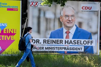 Ein Wahlplakat in Magdeburg: Auf das Bundesland könnten komplizierte Koalitionsverhandlungen zukommen.