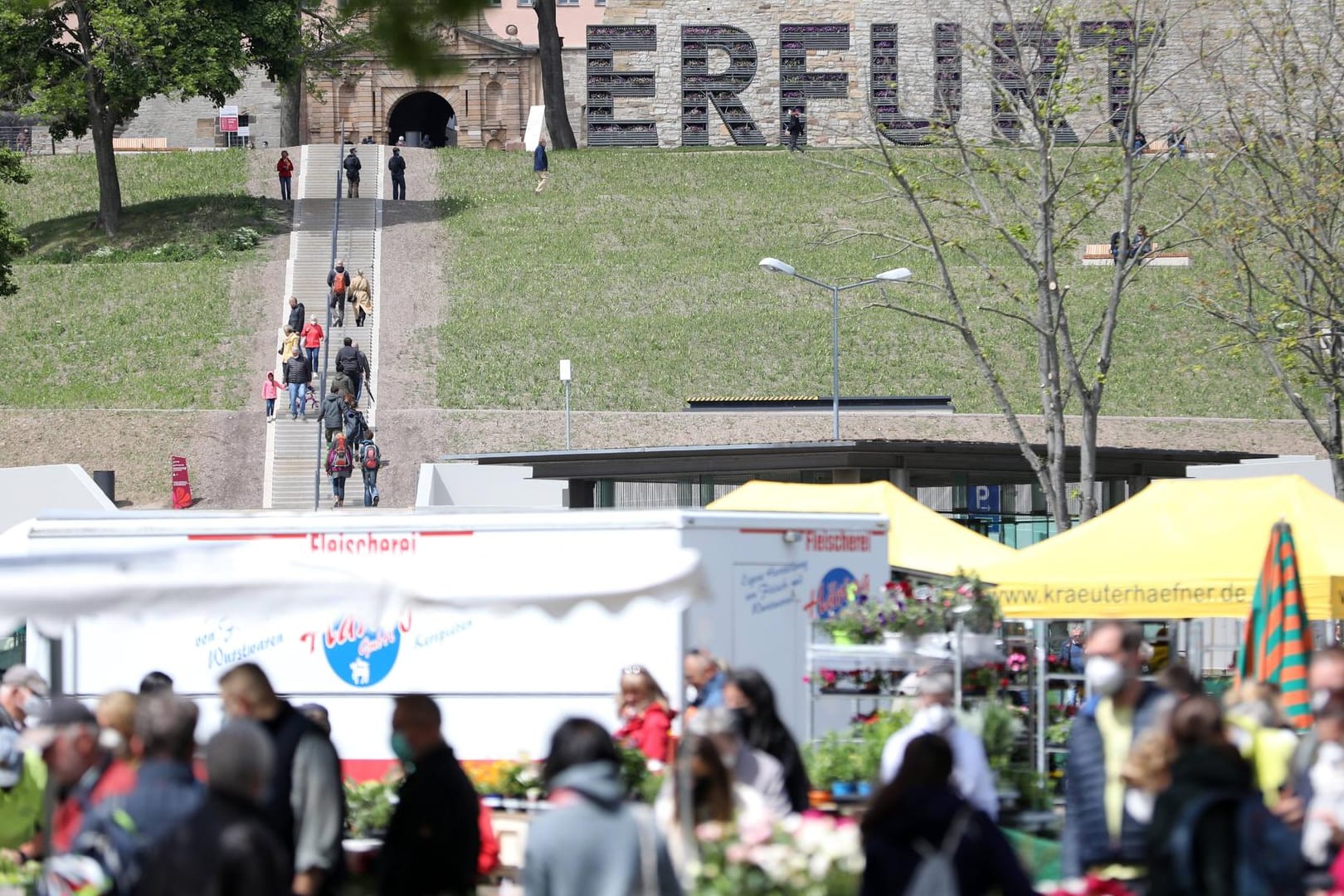 Besucher des Markttags auf dem Erfurter Domplatz (Archivbild): Die Corona-Auflagen werden in der Landeshauptstadt weiter gelockert.