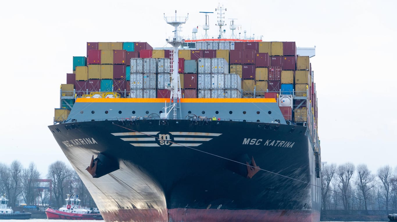 Ein Containerschiff am Hamburger Hafen (Symbolbild): Aus dem Ausland gehen beim Maschinenbau im Moment 78 Prozent mehr Bestellungen ein als zuvor.